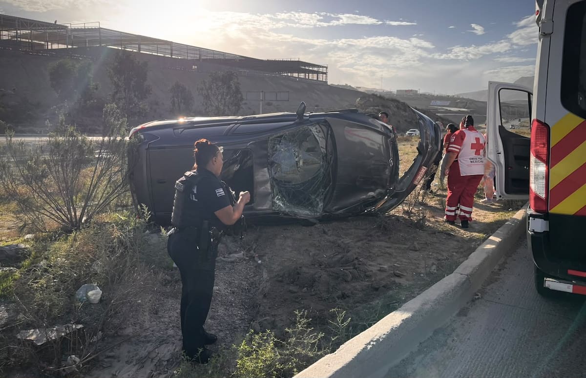 Elementos de Tránsito y Peritos acudieron al bulevar 2000, a la altura del fraccionamiento Natura, para atender el accidente y realizar las diligencias correspondientes. Foto: Cortesía / Border Zoom