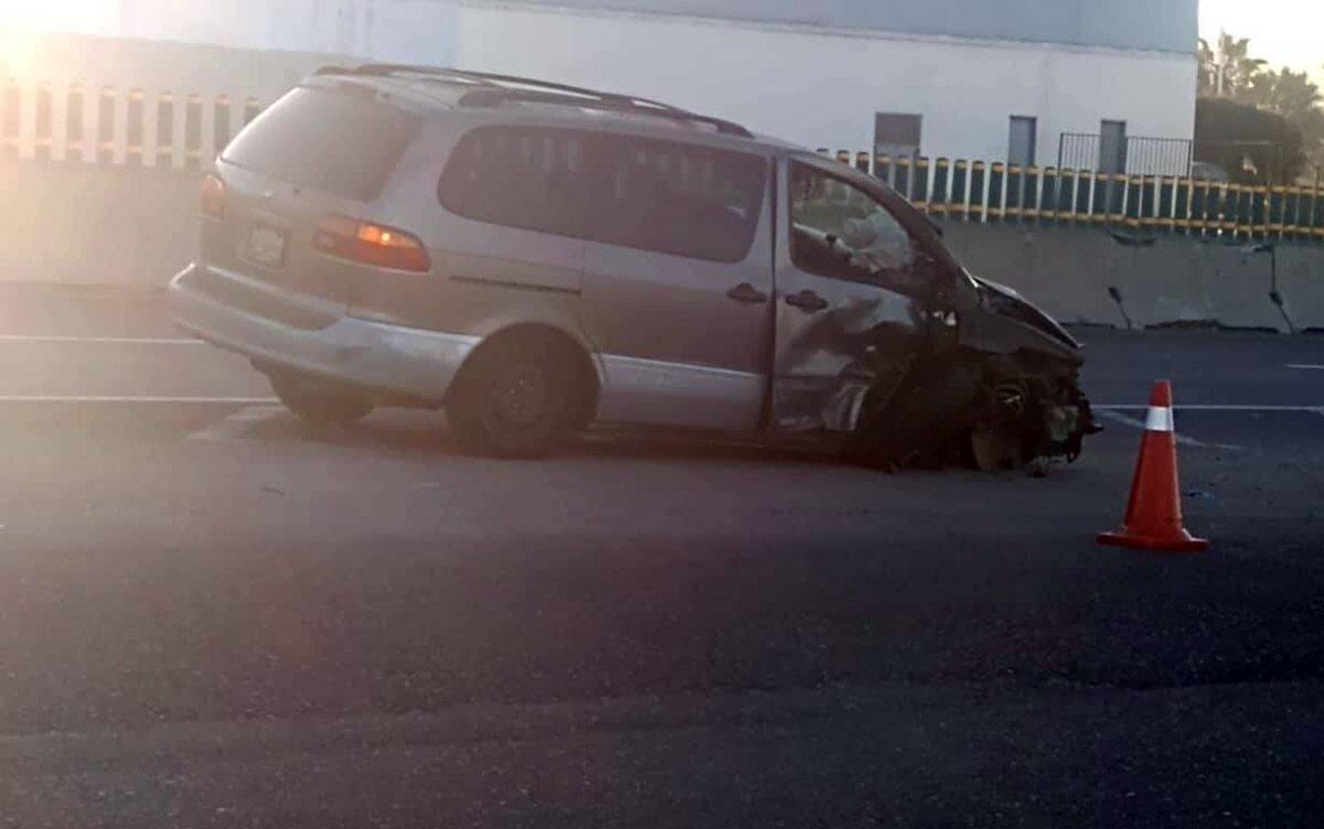 La camioneta resultó con daños del lado del copiloto.