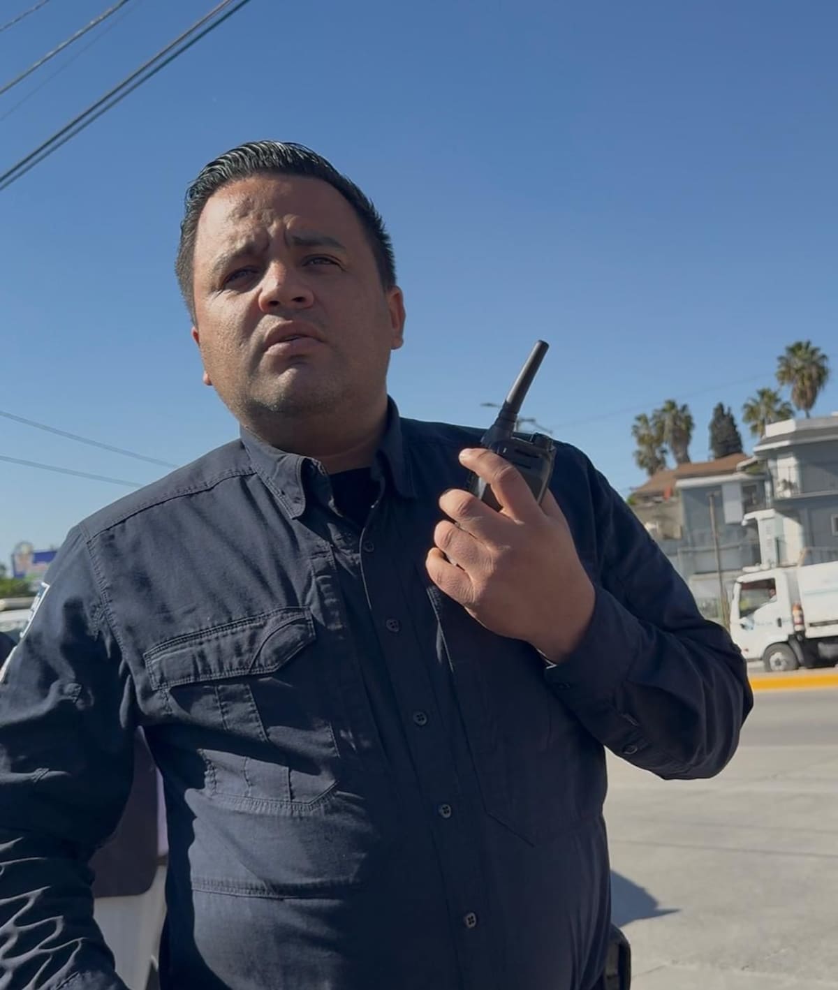 Olivaldo Paz y Héctor Riveros, presidente y vicepresidente de la Cámara Nacional de Comercio de Tijuana, anunciaron que presentarán una denuncia de hechos contra elementos de la Policía Municipal por presunto abuso de autoridad y daños. Foto: Video Redes