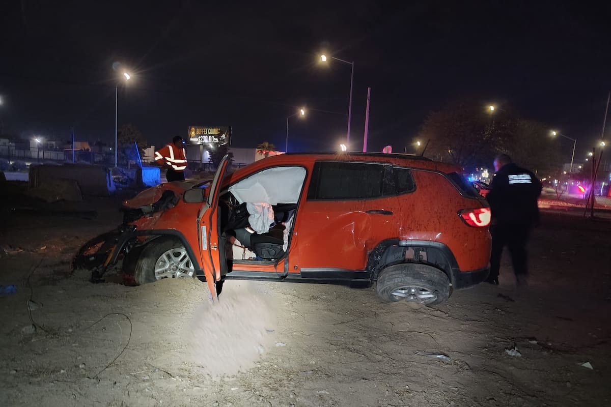 Joven pierde el control y vuelca en camellón sobre Gómez Morín