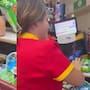 Mujer olvida su tarjeta en el Oxxo y al regresar por ella encuentra a la cajera comprando los ‘’chuchulucos’' con su plástico