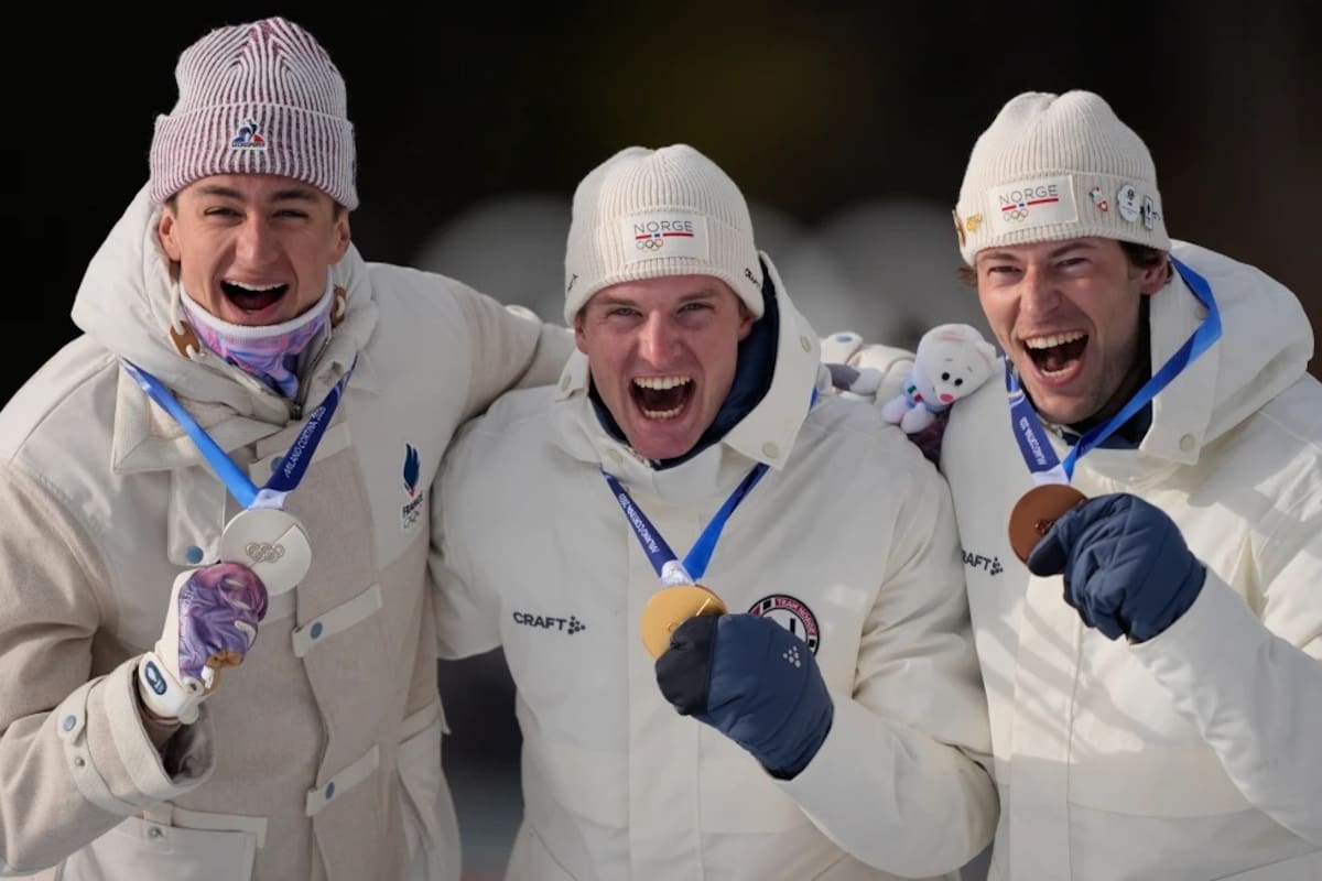 El medallista de plata Eric Perrot, de Francia, de izquierda a derecha, el medallista de oro Johan-Olav Botn, de Noruega, y el medallista de bronce Sturla Holm Laegreid, de Noruega, posan después de la carrera de biatlón individual masculino de 20 kilómetros en los Juegos Olimpicos de Invierno de 2026 en Anterselva, Italia, el martes 10 de febrero de 2026. | Crédito: AP/Mosa'ab Elshamy