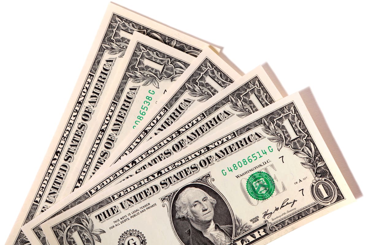El dólar se vende en ventanillas bancarias en menos de 21 pesos