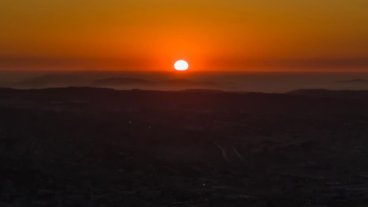 Un atardecer lleno de tonos dorados se registró este martes 3 de febrero, cuando el sol, en forma de círculo naranja. Foto: Border Zoom