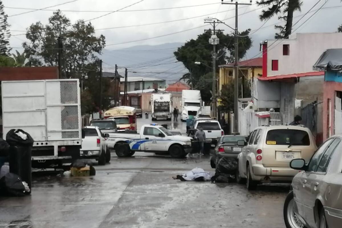 Un encobijado y un cadáver al mediodía de este sábado