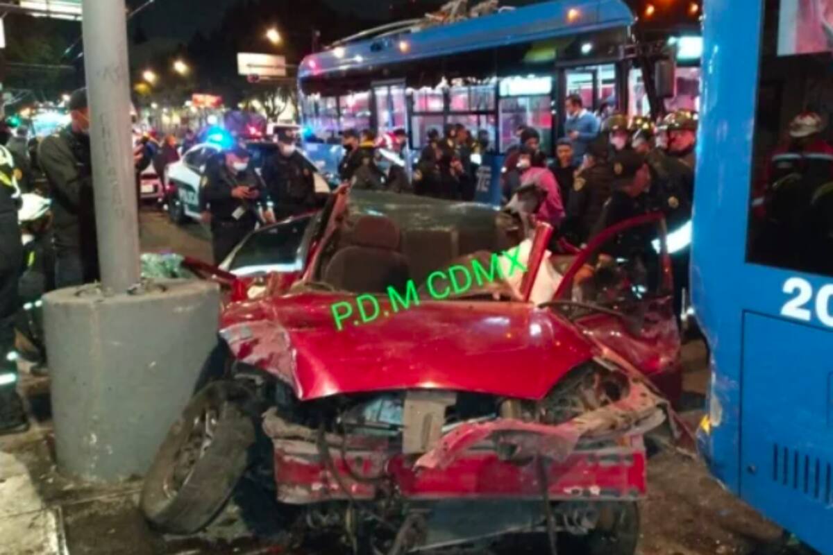 Mueren hombres al impactar su auto en Plaza Garibaldi de la CDMX
