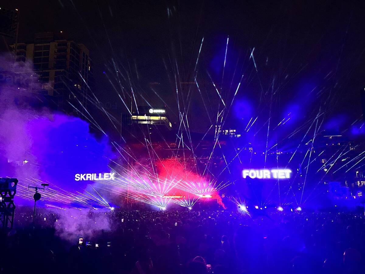 Justice encabezó el cierre del festival Proper NYE con un set de una hora que incluyó temas de “Cross”, “Woman” e “Hyperdrama”, ante un estadio Petco con entradas agotadas. Foto: Cortesia