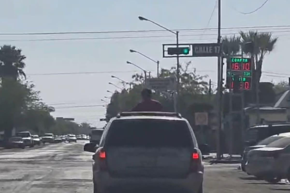 Captan a menor asomado por quemacocos de camioneta en movimiento en SLRC