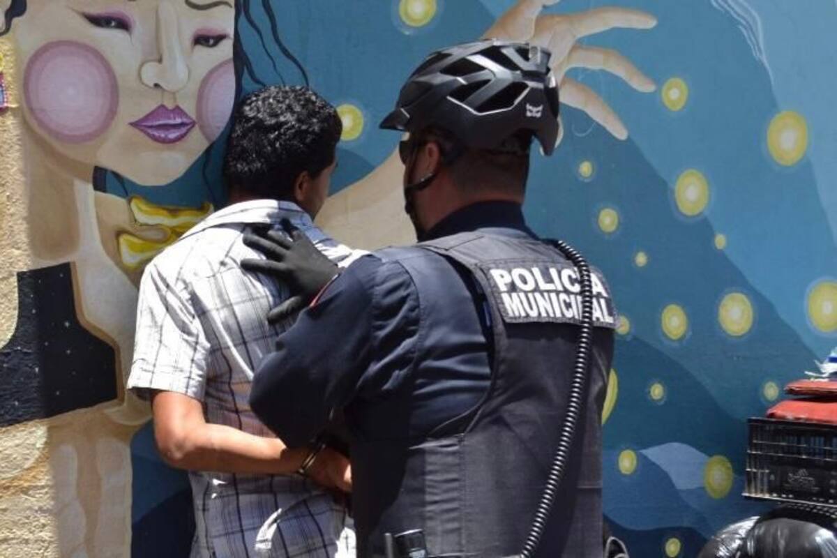 Sujeto intentó agredir a oficiales con un cuchillo al ser detenido en Ensenada