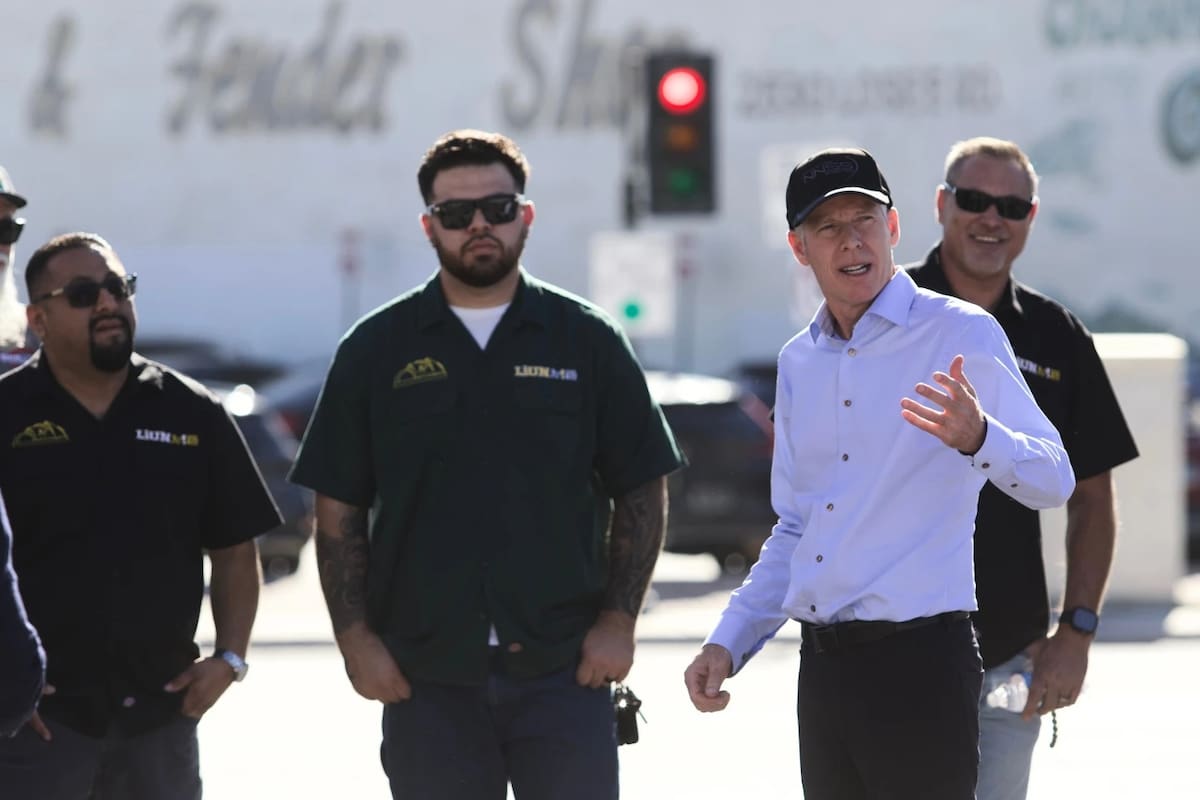 El secretario de Energía de Estados Unidos, Chris Wright, conversa con miembros del sindicato en la Administración Nacional de Seguridad Nuclear, donde anunció la suspensión
temporal de empleo de 1400 trabajadores federales como parte del cierre parcial del gobierno que comenzó el 1 de octubre, durante una conferencia de prensa en el Sitio Nacional de
Seguridad de Nevada (NNSS) en Las Vegas el lunes 20 de octubre de 2025. | Crédito: AP/Ty O'Neil