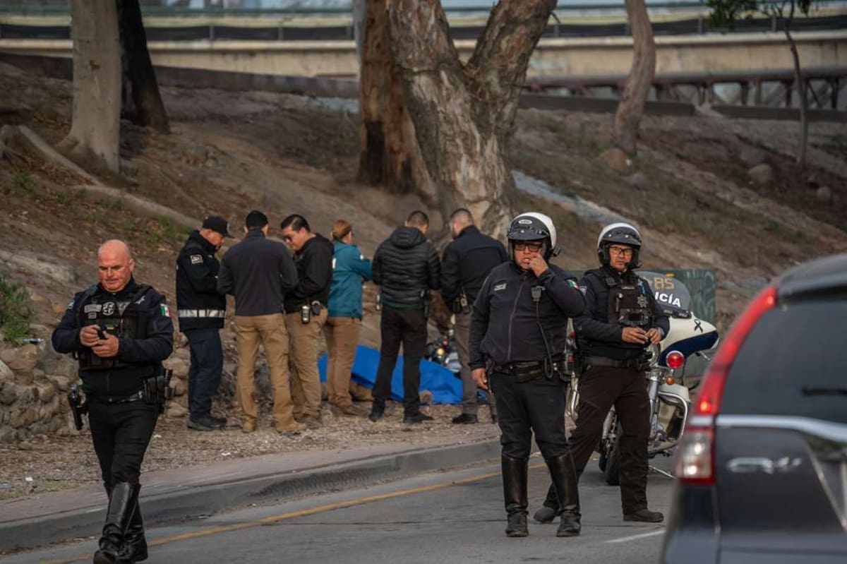 Registraron una volcadura frente al Hospital General que generó tráfico la mañana del lunes. Foto: Border Zoom