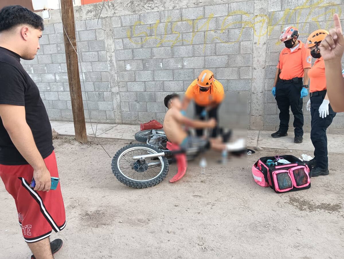 Los técnicos en urgencias médicas de Cruz Roja arribaron al lugar a las 18:44 horas, donde valoraron al motociclista y confirmaron la fractura en su pierna derecha. Foto: Cortesía