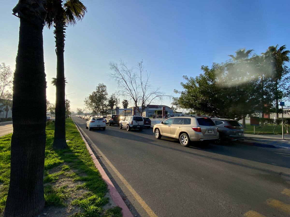Padres de familia han ocasionado obstrucción vial en el circuito universitario al hacer dobles o triples filas, señalan. Foto: Emmanuel Castañeda