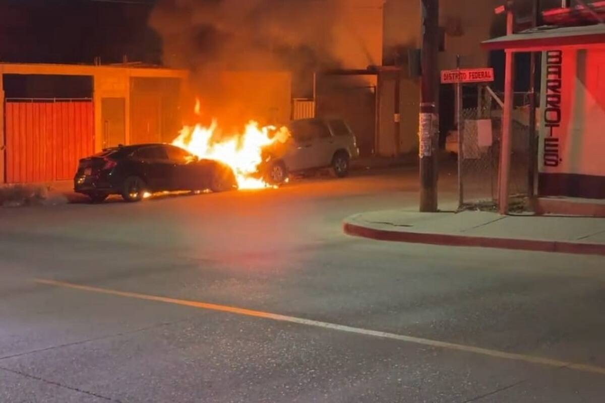 Disparan a vivienda de agente municipal e incendian dos vehículos en Rosarito
