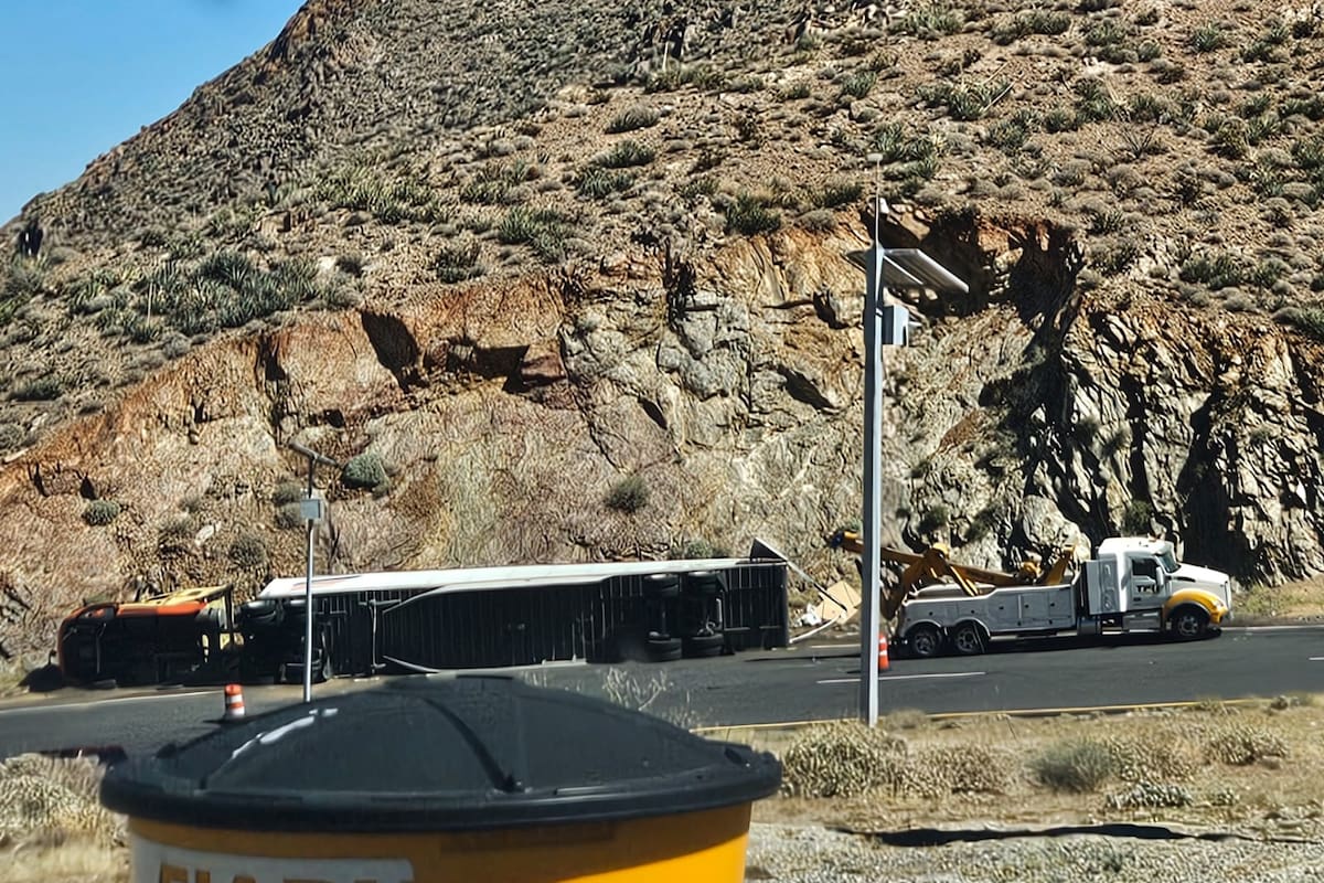 Vuelca tráiler en tramo descendente de La Rumorosa