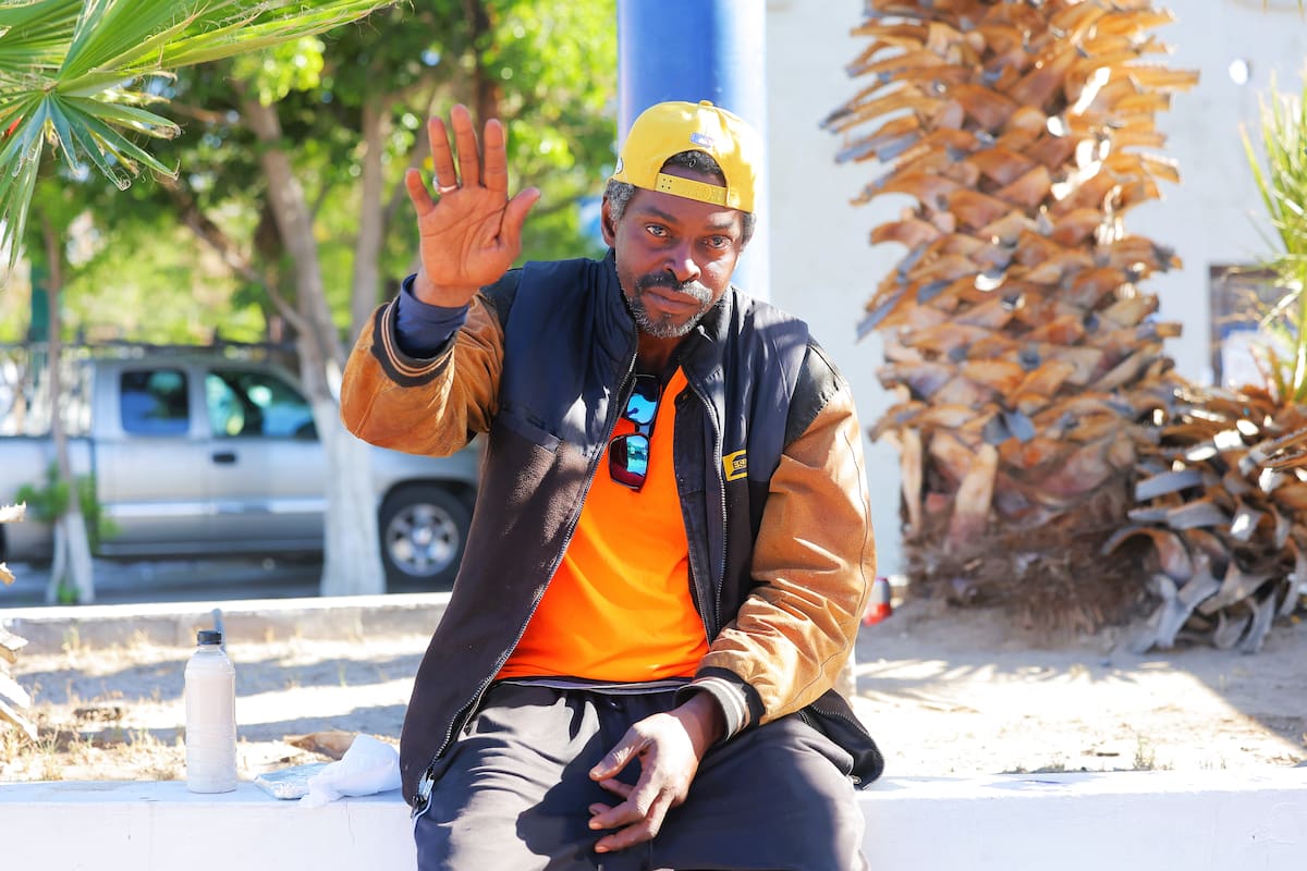 Su deseo es poder trabajar y establecerse en la ciudad, pero de momento, sin papeles, sólo puede solicitar el apoyo de automovilistas. FOTO: JULIO CLARK