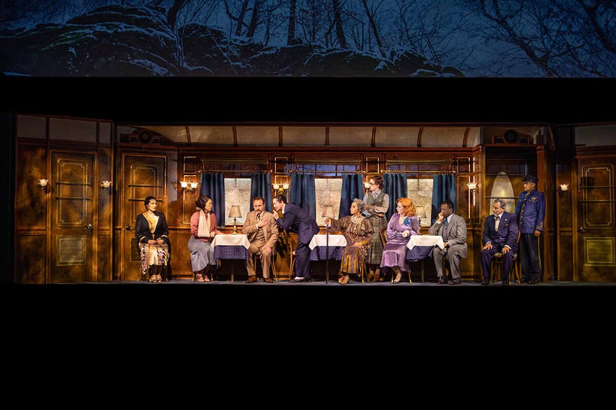 La producción fue adaptada al teatro por el dramaturgo nominado al premio Tony, Ken Ludwig, y dirigida por Peter Amster.