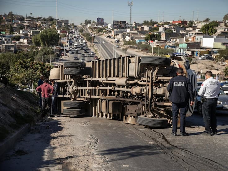 Camión de carga vuelca sobre bulevar Casa Blanca