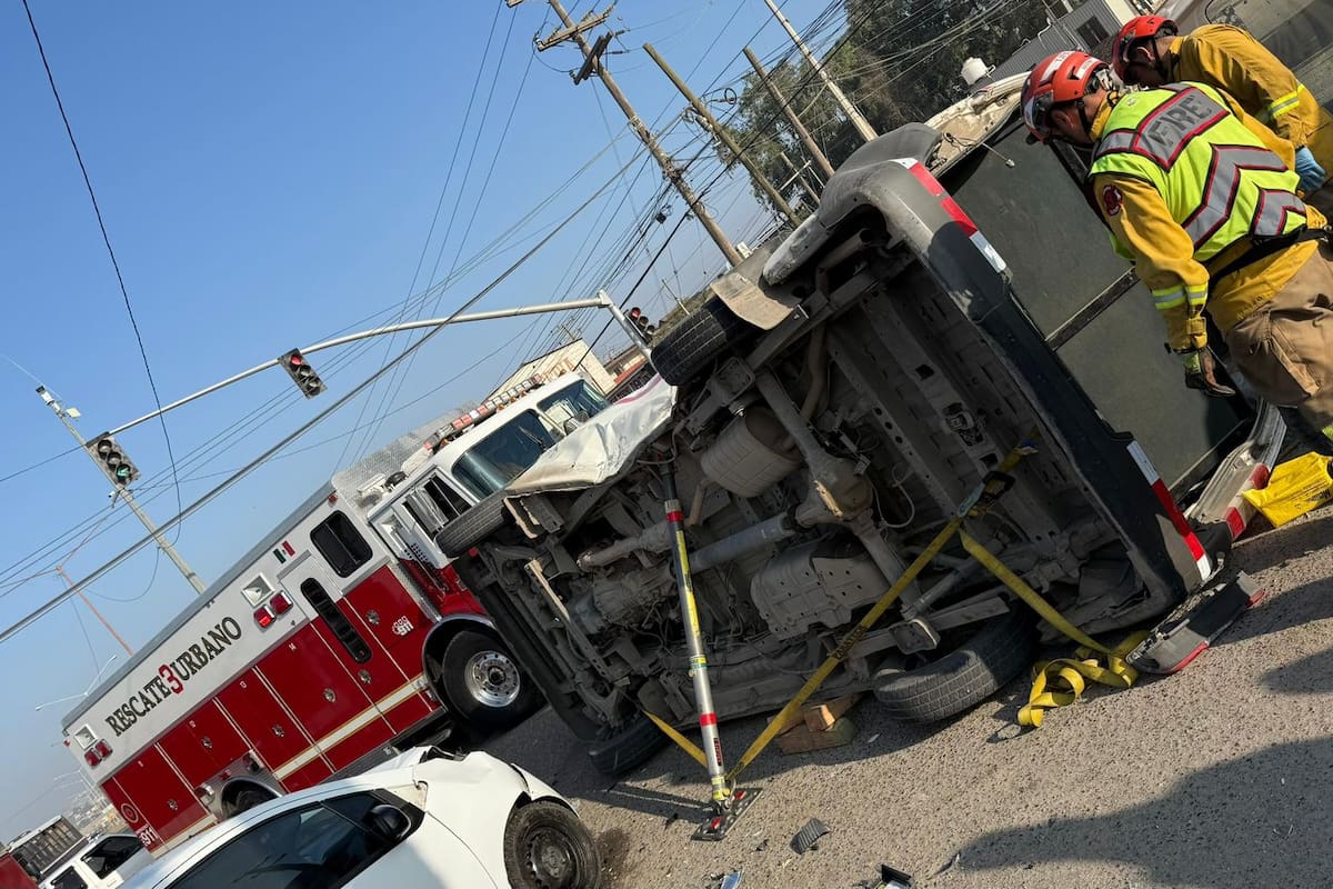 Volcadura de taxi deja nueve lesionados