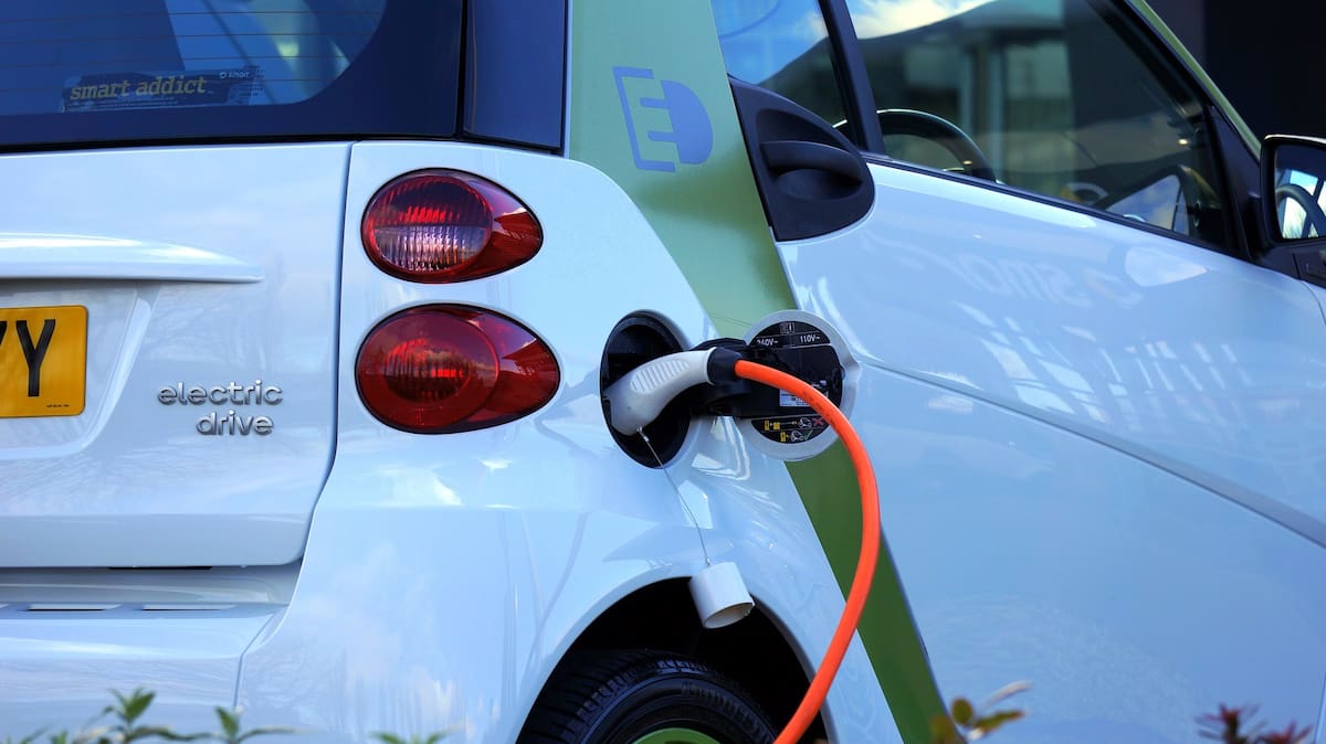 La rotación rápida de autos eléctricos responde a avances tecnológicos constantes y a planes de arrendamiento que permiten cambiarlos cada 36 meses.