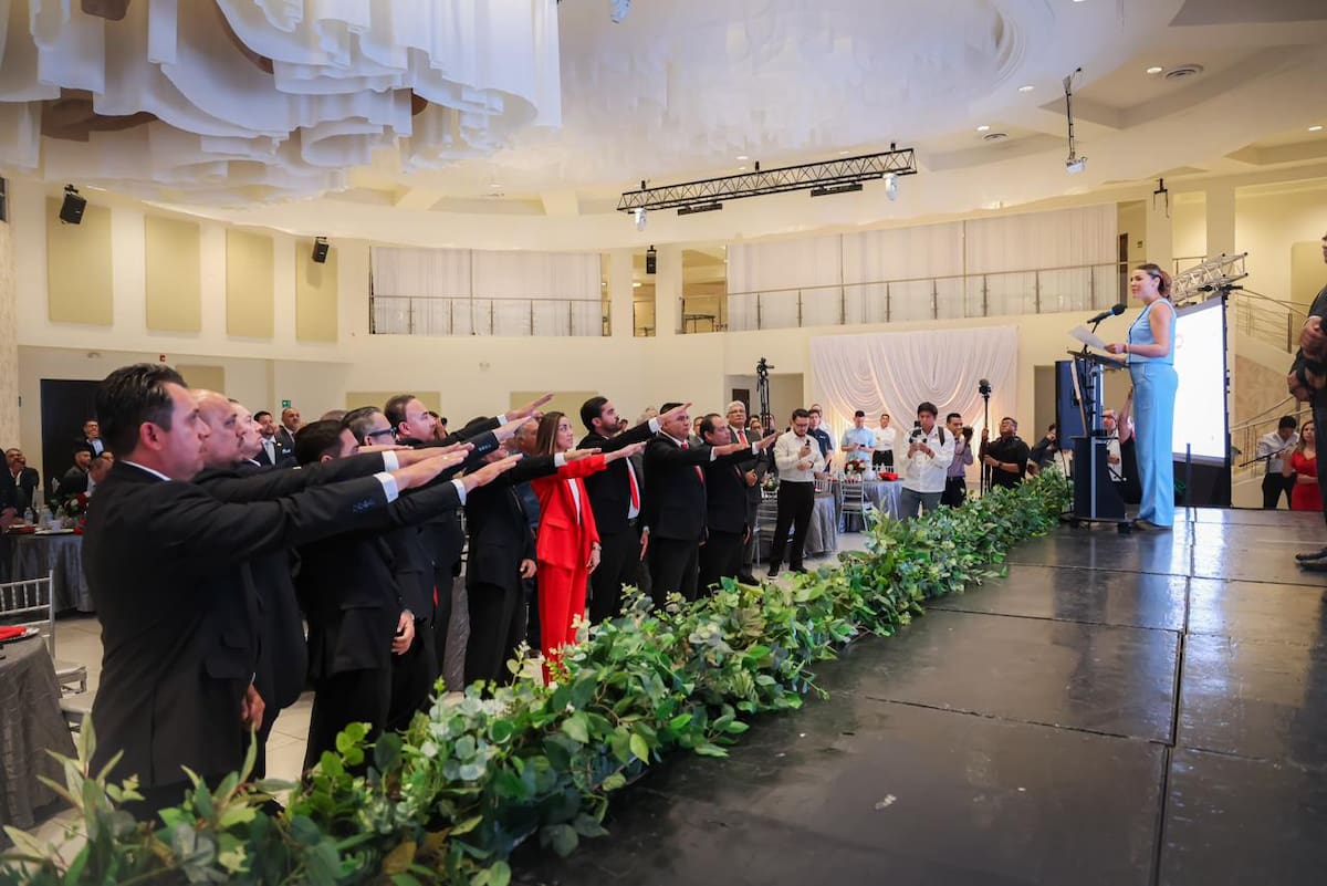 La mandataria destacó el papel del sector constructor durante la toma de protesta de la nueva dirigencia de CMIC en el estado. Foto: Cortesía