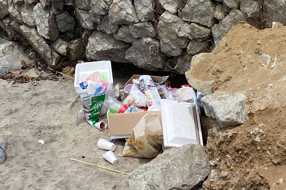 Basura y desperdicios se pueden ver por las playas de Tijuana.