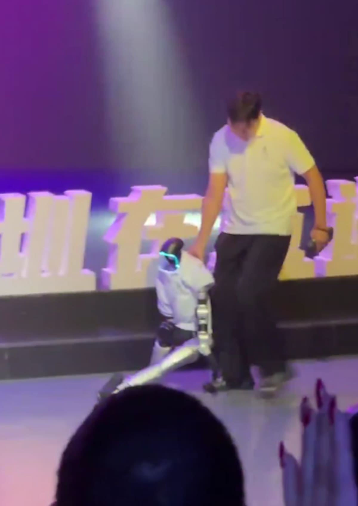 Un robot humanoide quiso imitar a Michael Jackson con “Billie Jean”, pero una caída exhibió los límites de la robótica. | Captura de pantalla