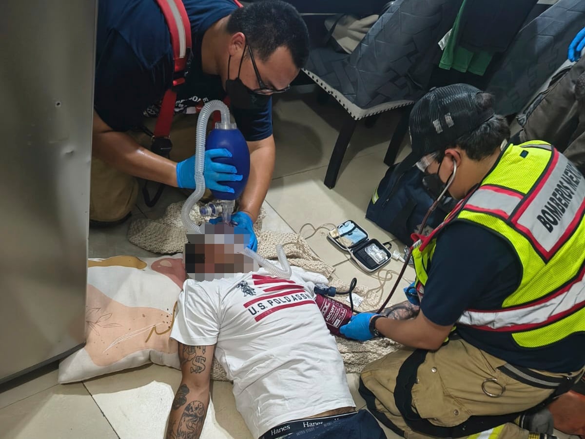 Bomberos y personal de atención médica prehospitalaria intervienen en emergencias relacionadas con intoxicaciones, donde una valoración rápida puede ser determinante para estabilizar al paciente. Foto: Cortesía / Juan J Morales