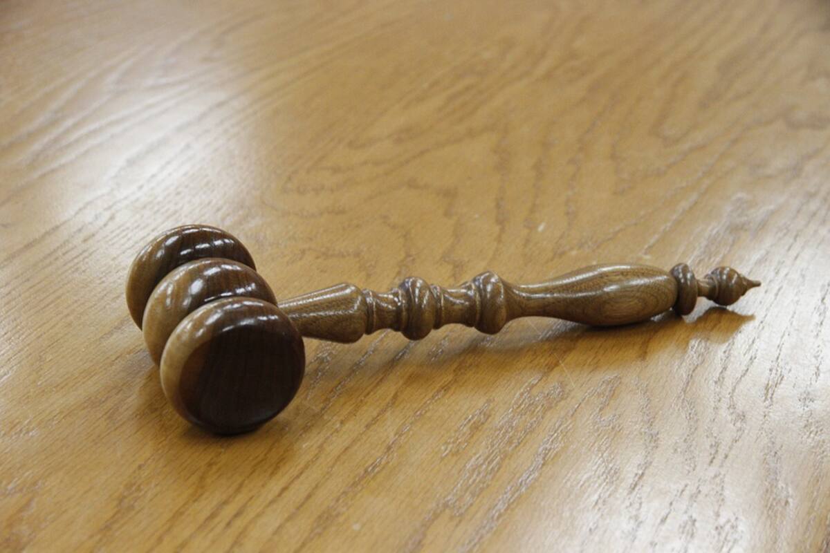 Error de tribunal reduce condena de hombre que violó a sus hijas