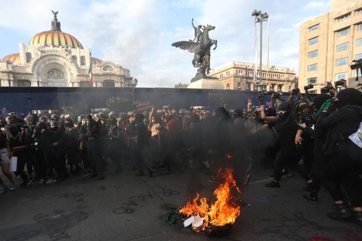 Hay infiltrados en manifestaciones feministas: AMLO reconoce actuar de gobierno de la CDMX