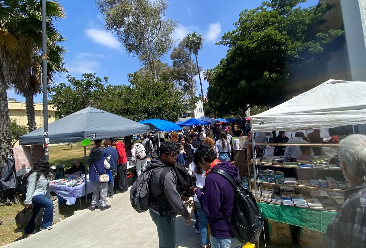 Los alumnos de las diferentes unidades académicas aprovecharon para hacerse de todo tipo de mercancías.