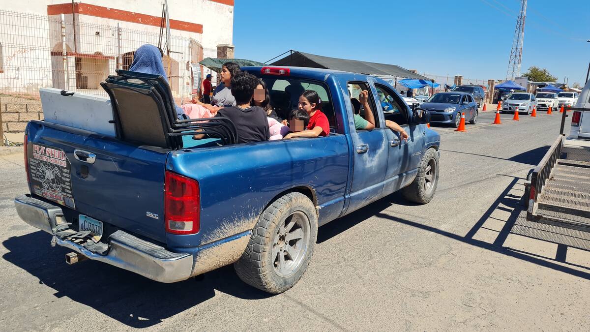 Muchas familias llevaban todo lo necesario para pasar la noche en la playa.