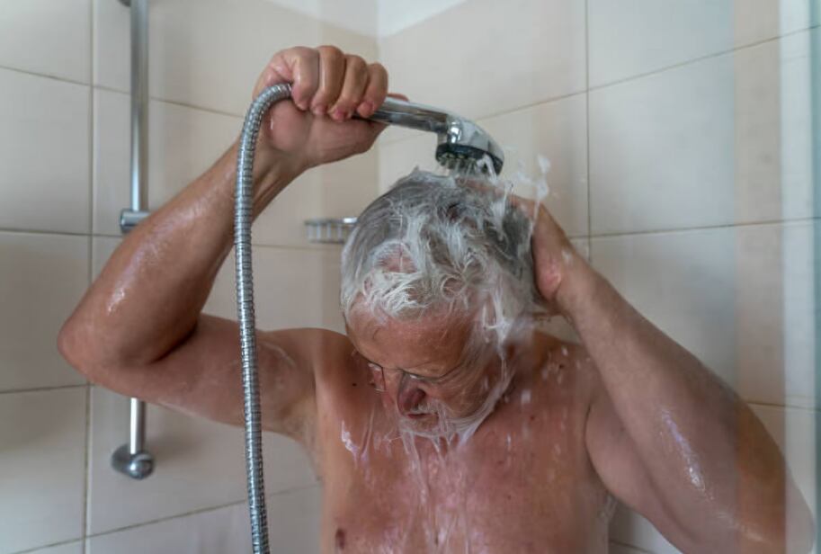 Especialistas recomiendan que las personas mayores se bañen únicamente de dos a tres veces por semana | Foto: Especial