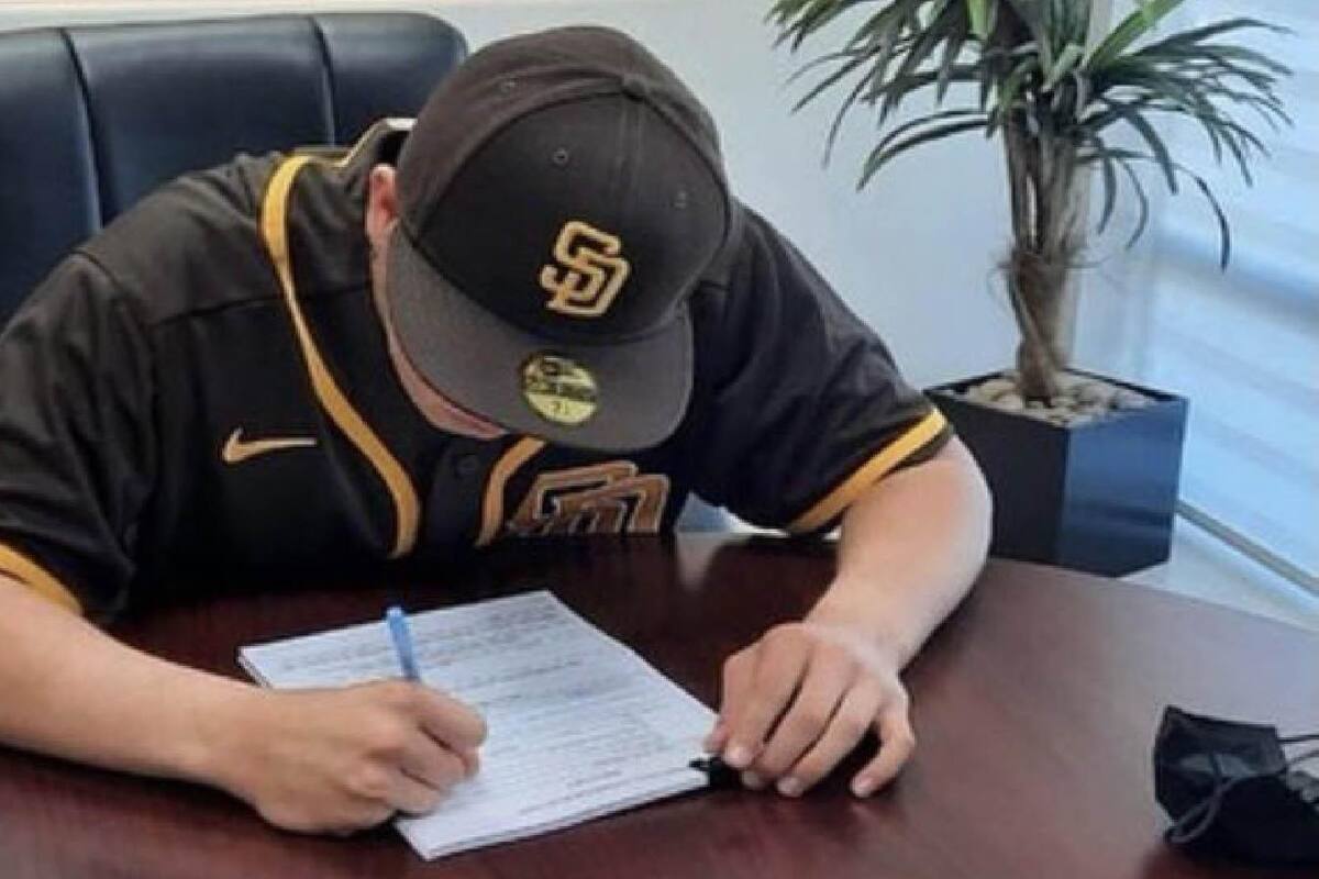 Padres de San Diego firma a Heber Villalobos, joven receptor mexicano
