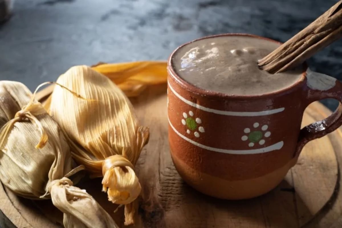 Te contamos qué diferencia al atole del champurrado aunque muchos los confundan
