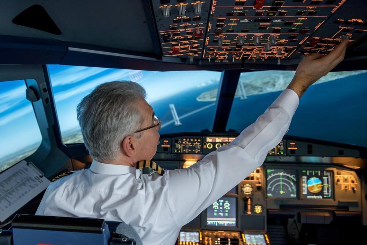 Piloto se desmaya en vuelo; pasajero aterriza de emergencia