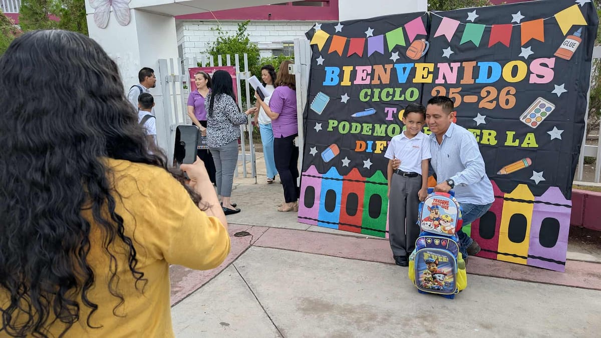 La señora Cinthia Arvayo le toma fotografías a su hijo Francisco Arce, al lado de su esposo Francisco Arce, ya que entró a Primero de primaria en la escuela “Alberto Gutiérrez”. FOTO: JULIÁN ORTEGA