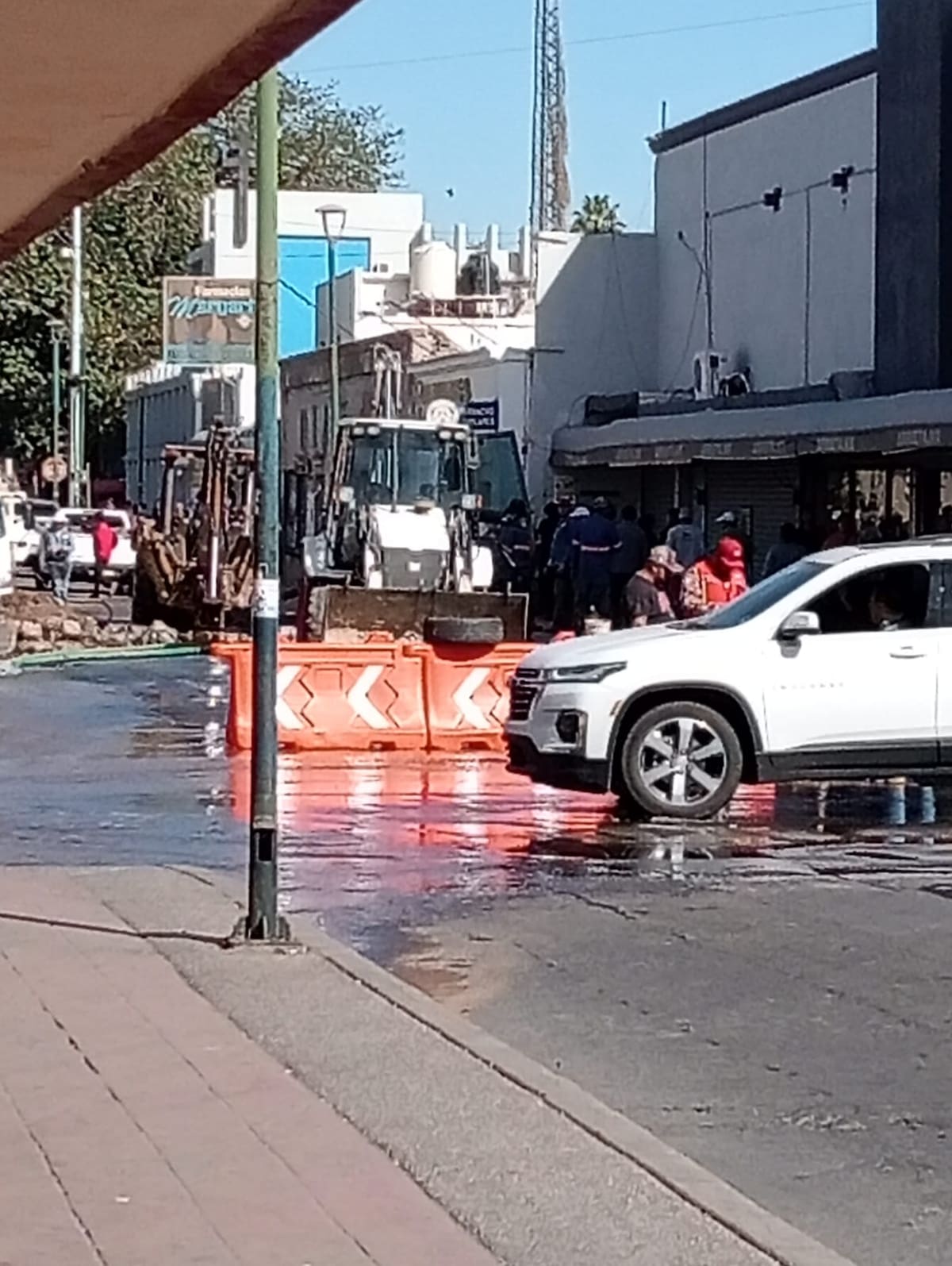 Fuga de agua inunda calle en Centro de Hermosillo