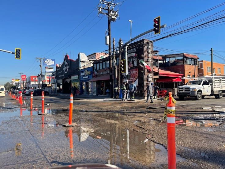 Las pestilentes aguas continúan afectando a comerciantes y residentes sobre bulevar Benito Juárez en Rosarito