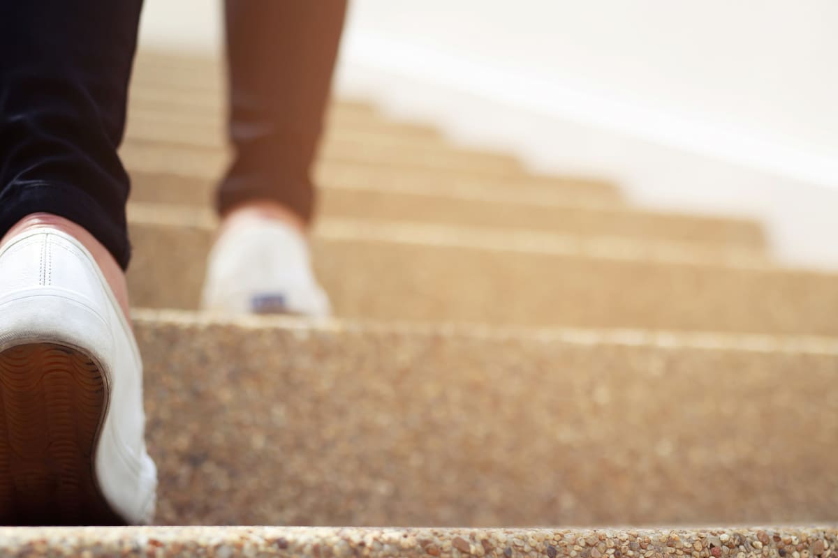 El dolor en los pies puede arruinar las caminatas: ¿cómo evitarlo?