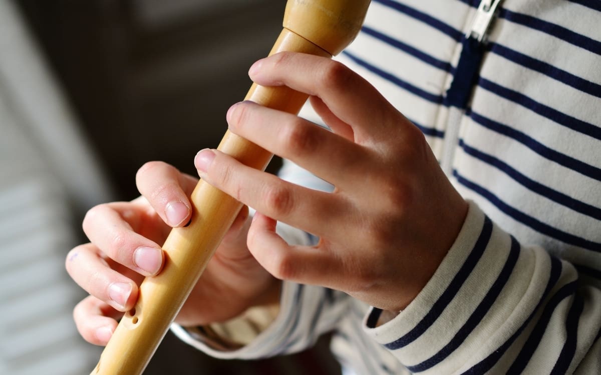 Después de 15 meses de práctica musical, los investigadores detectaron cambios estructurales en determinadas regiones cerebrales relacionadas con funciones motoras y auditivas. | Crédito: Canva