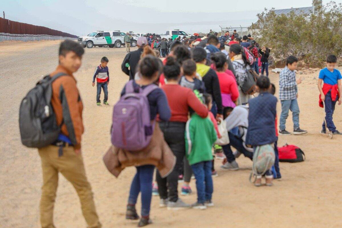 ICE considera deportar a familias que viven en EU