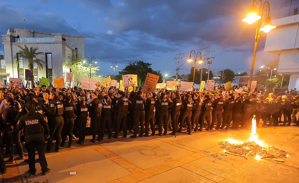 Agentes de Policía resguardan las instalaciones del Poder de Justicia
de Sonora, luego que manifestantes iniciaran con quema de pancartas. FOTO: ELEAZAR ESCOBAR