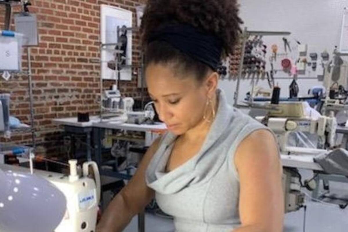 Kiya Tomlin, esposa de entrenador de Steelers, fabrica máscaras para donarlas