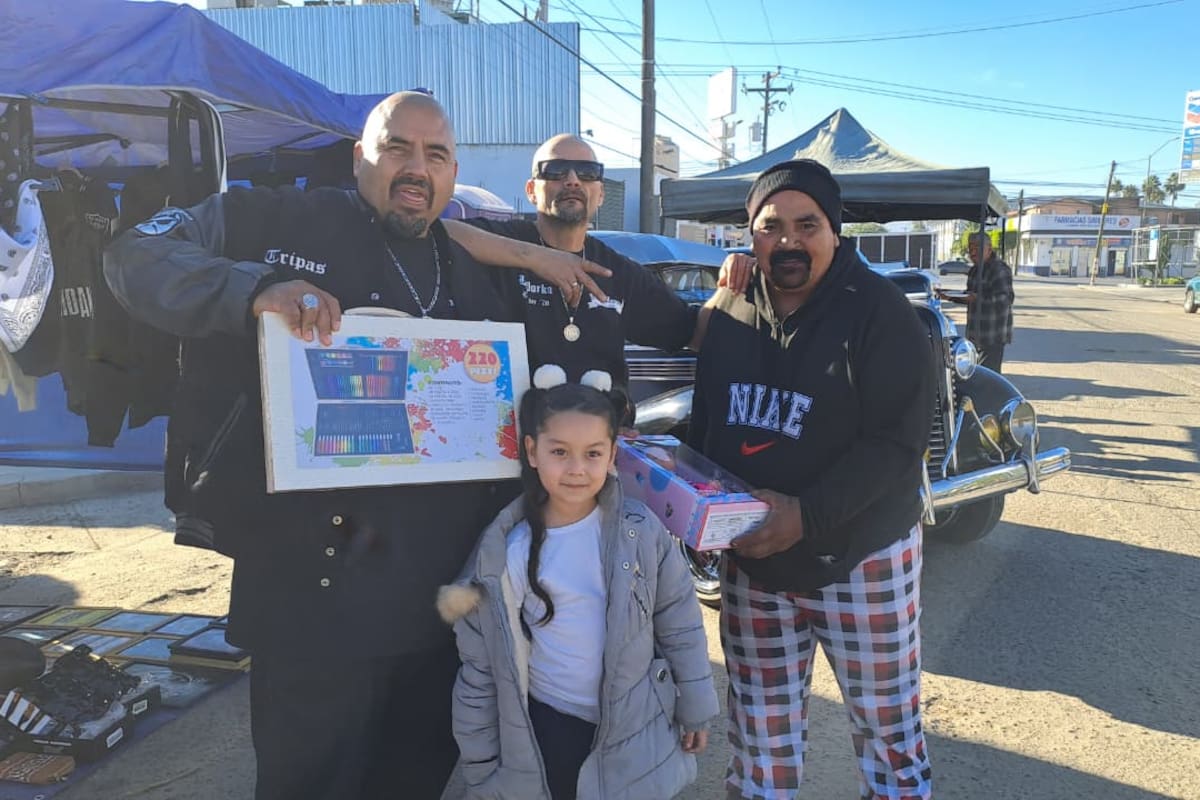 Reparten regalos de Navidad