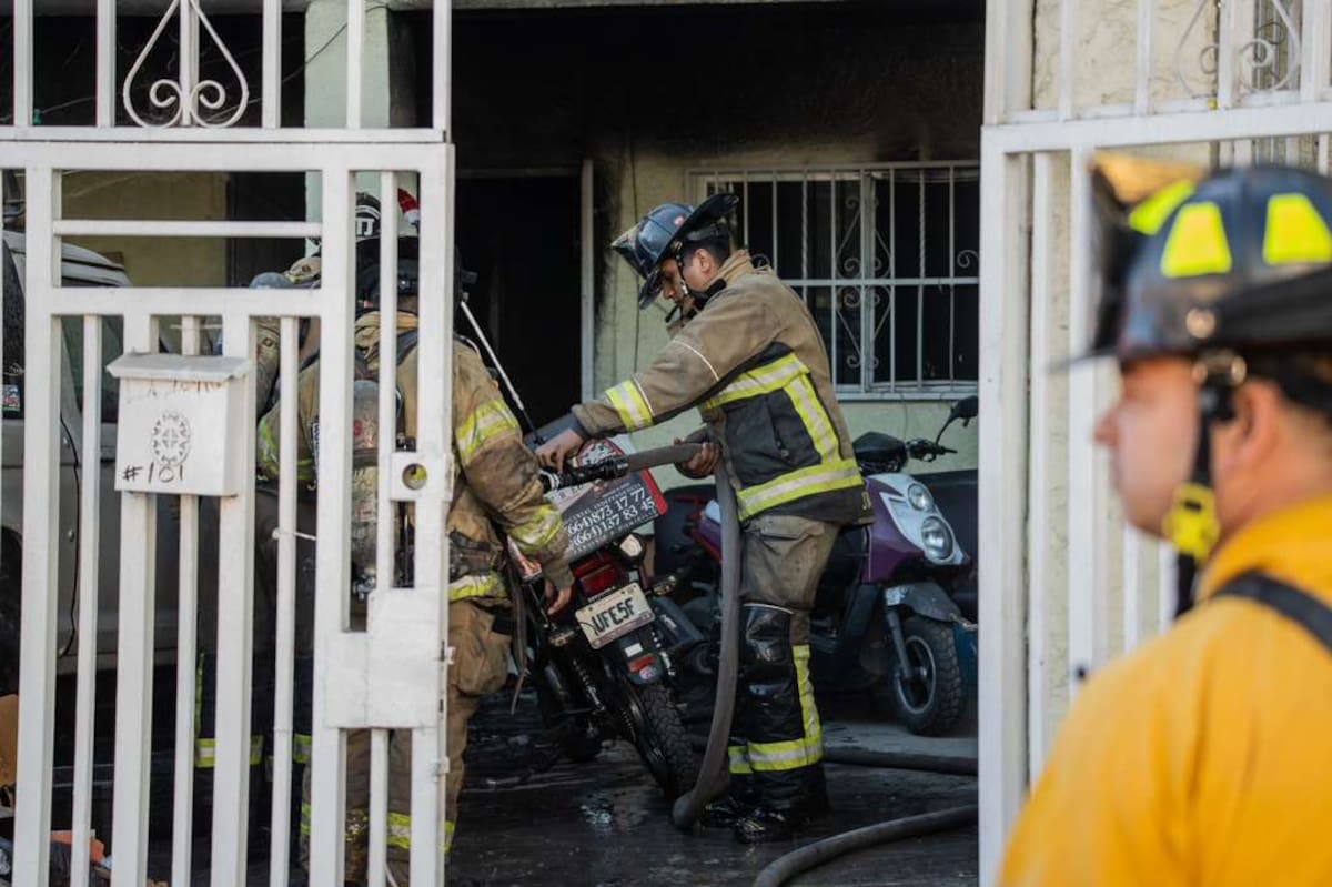 Fuego daña planta baja de una casa; dos personas reciben atención por inhalar humo. Foto: Border Zoom