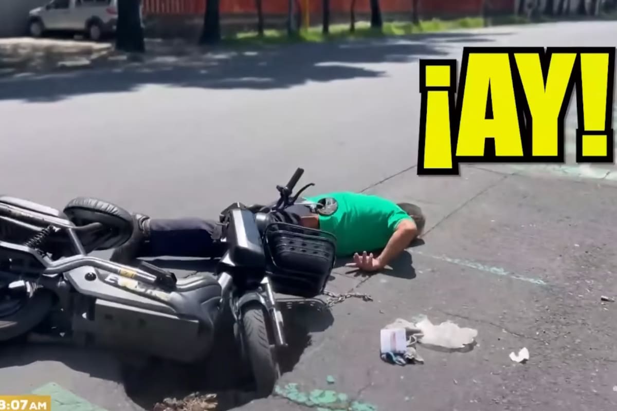 TV Azteca captó cómo un bache provocó que un adulto mayor se rompiera la nariz tras caer en él
