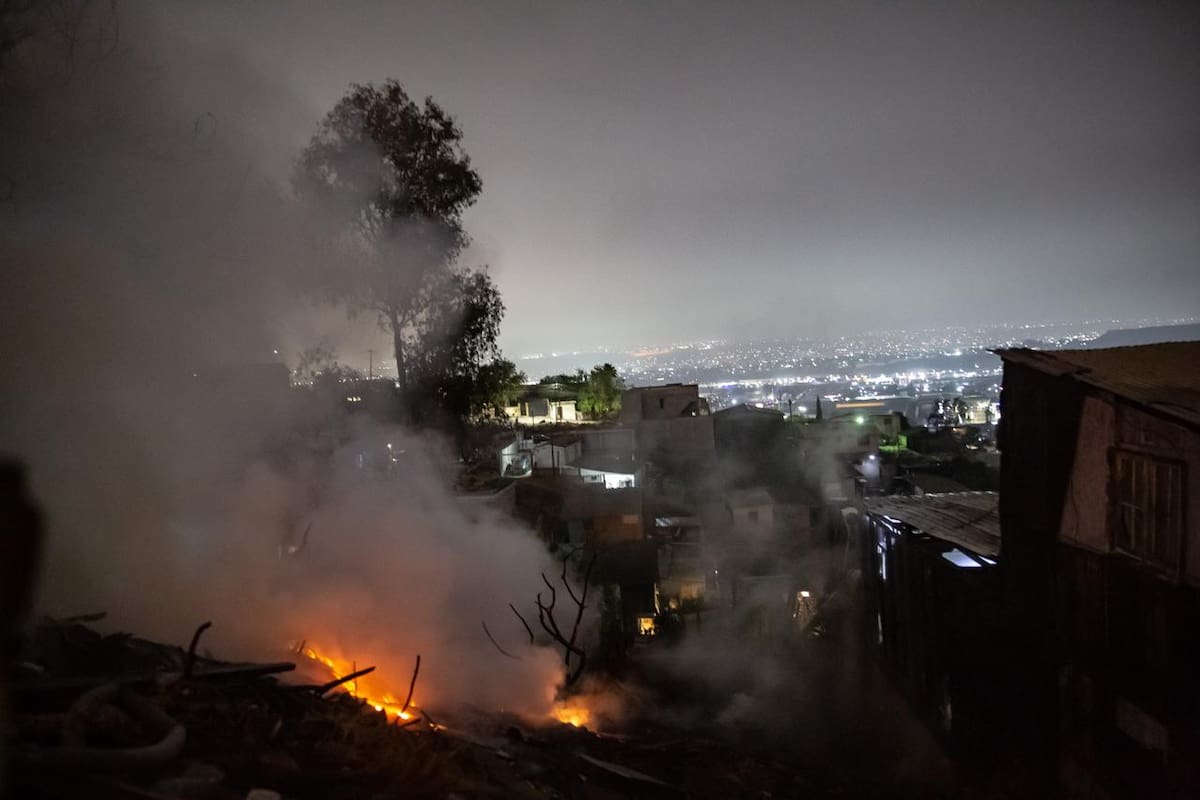 Incendio en Emperadores consume dos viviendas
