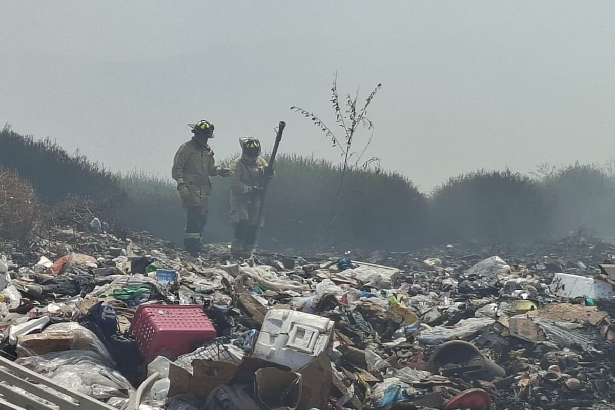 Vecinos exigen cerrar basurero clandestino tras incendio que afecta a colonias de Tijuana