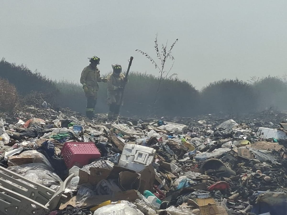 Vecinos de Rancho Escondido denunciaron que un incendio en un basurero clandestino genera humo y cenizas desde el lunes y exigieron su cierre.
Fotos: Khennia Reyes.